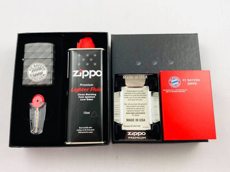 Zippo Feuerzeug FC Bayern München Premium 540° Grey Sturmfeuerzeug Geschenkset (inkl. praktischer Geschenkverpackung 1 x Original ZIPPO Benzin 1 x Original ZIPPO 6er Feuersteine), offizielle FC Bayern München Lizenz von Zippo