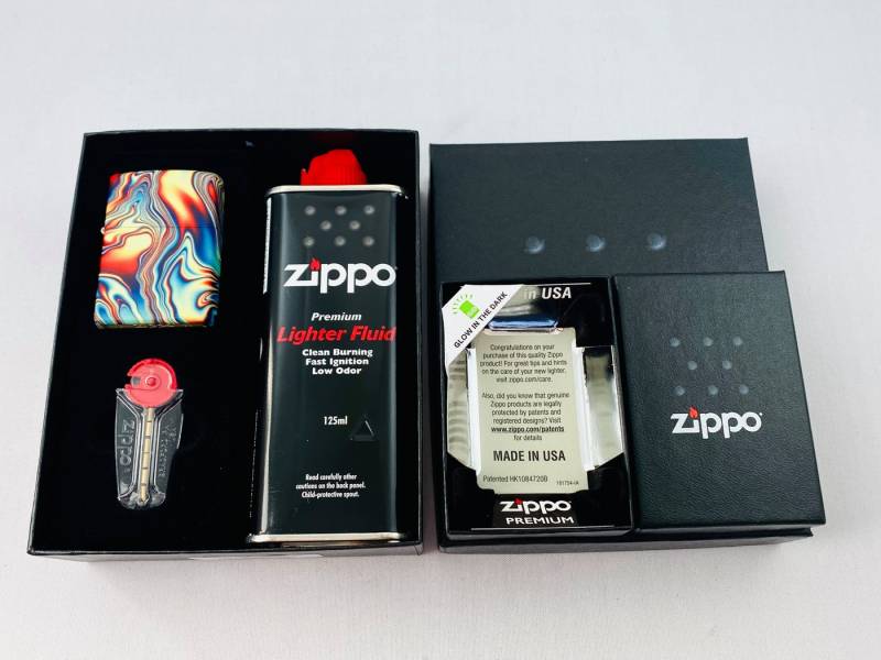 Zippo Feuerzeug Geschenkset 540° Colorful Swirl Glow in the Dark Green, Zippo Geschenkbox inkl. Feuerzeug, Steine und Benzin von Zippo