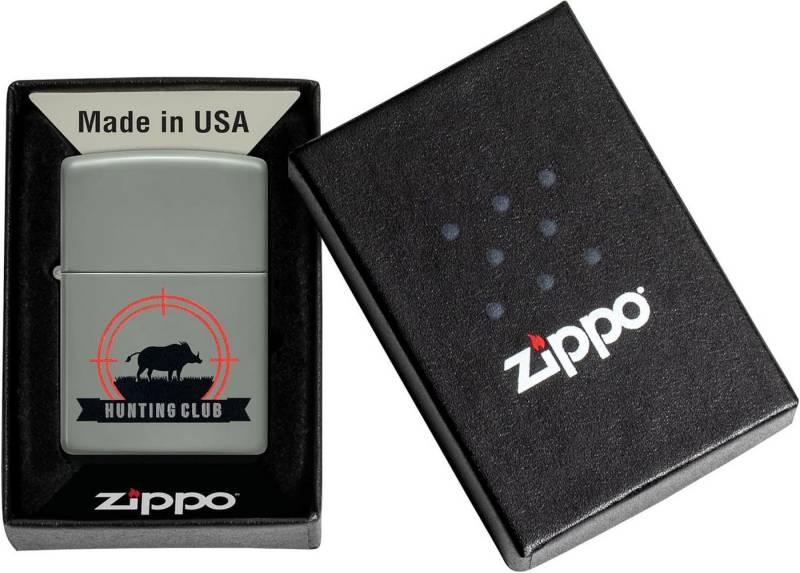 Zippo Feuerzeug Sturmfeuerzeug Wildschwein Hunting Club Design Jäger auf der Jagd, Sturmfeuerzeug von Zippo - legendäre Zippo-Klick Zippo Feuerzeug Sturmfeuerzeug Wildschwein Hunting Club Design Jäger auf der Jagd, Sturmfeuerzeug von Zippo - legendäre Zippo-Klick von Zippo