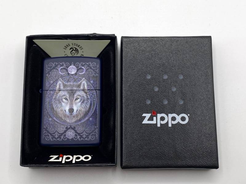 Zippo Feuerzeug Wolf und Vollmond Navy Blue Matte (1-St), in einer Geschenkbox verpackt von Zippo