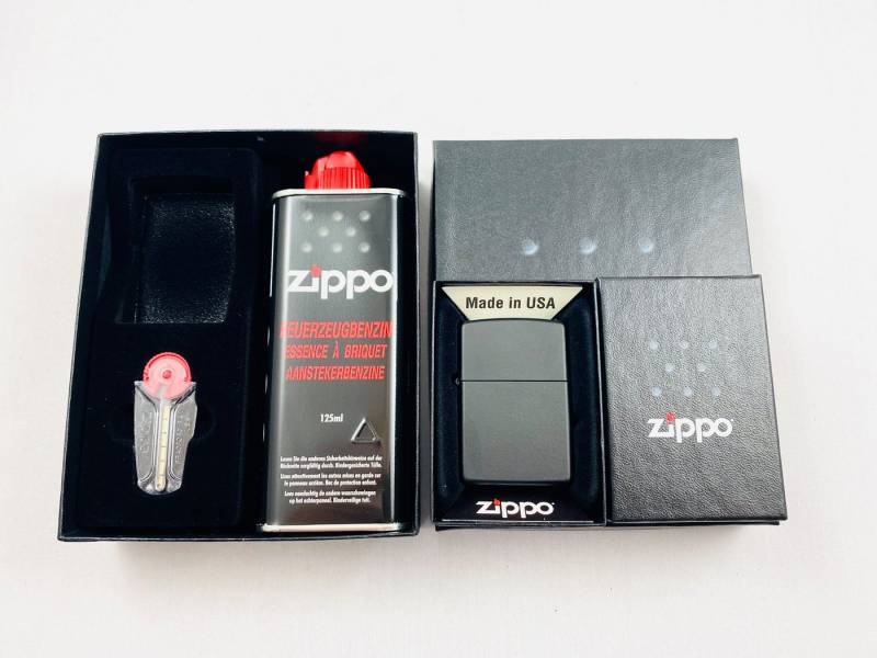 Zippo Feuerzeug schwarz matt Klassiker Sturm Feuerzeug Geschenkset black matte Zippo Feuerzeug schwarz matt Klassiker Sturm Feuerzeug Geschenkset black matte von Zippo