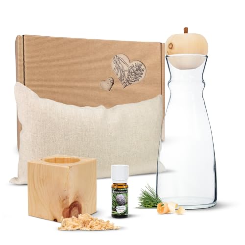 ZirbenErlebnis Geschenksbox #11: Zirbenkissen (17x29cm), Zirbenwürfel-Set, Zirbenapfel + 1L Nimbus-Karaffe von Zirbelino