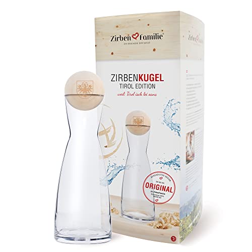 Zirben Familie® das Original ZirbenKugel Set mit Wasserkaraffe | Verleiht dem Wasser eine besondere Note | 1 Liter SPIEGELAU Karaffe aus Kristallglas mit Deckel aus ZirbenHolz | Tiroler Adler Edition von Zirben Familie