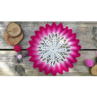 Häkel-Doily 12", Rüschenserviette, Bunt, Pink, Himbeerfarbe, Wohndekoration, Tischdekoration, Hausgeschenk Häkel-Doily 12", Rüschenserviette, Bunt, Pink, Himbeerfarbe, Wohndekoration, Tischdekoration, Hausgeschenk von ZitaCraft