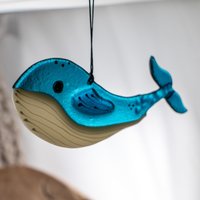 Glas-Wal Fensteranhänger - Handgefertigte Meeresdeko Aus Farbigem Glas | Leuchtender Wal Geschenkidee Für Meeresliebhaber, Wal, Ozean von ZitroenchenDesign