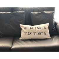 Personalisierter Koordinaten Kissenbezug, Home Sweet Home, Einweihungsparty Geschenk von ZonaShirt