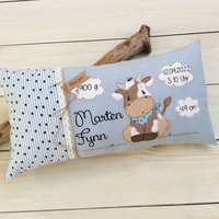 Personalisiertes Kissen Zur Geburt Oder Taufe Mit Kuh Aus Baumwollstoff Kuschelkissen Kinderkissen Namenskissen Initialen Bestickt Personalisiertes Kissen Zur Geburt Oder Taufe Mit Kuh Aus Baumwollstoff Kuschelkissen Kinderkissen Namenskissen Initialen Bestickt von ZuckerschnutenShop