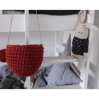 Häkeln Hängen Korb, Rot Häkeln Aufhänger, Gehäkelte Hängende Pflanzer, Pflanze Topf Halter, Kinder Aufbewahrungskorb, Neutrale Kinderzimmer Dekor von ZuriHouse