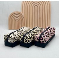 Federmäppchen, Schlampermäppchen Im Leo-Look Aus Canvas Und Kork von Zwergenhexe