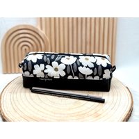Federmäppchen, Schlampermäppchen "Monochrome Blüte" Mit Kunstleder von Zwergenhexe