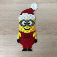 Minion Im Weihnachtsmann Kostüm Aus Bügelperlen/Tischdeko/Fensterdeko von ZwergenmamasDeko