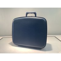 Kleiner Vintage Blauer Tortenkoffer Mit Schlüsseln von a2peregrine