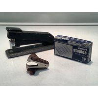 Vintage Schwarzer Metall Bostich Hefter Mit Teildose Aus Heftklammern Und Retro Ace Entferner Vintage Schwarzer Metall Bostich Hefter Mit Teildose Aus Heftklammern Und Retro Ace Entferner von a2peregrine