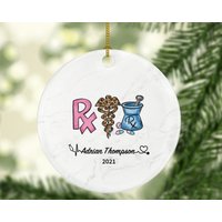 Apotheker-Techniker-Tech-Weihnachtsverzierung Personalisiertes Apotheker-Apotheke-Tech-Geschenk Apotheker-Techniker-Tech-Weihnachtsverzierung Personalisiertes Apotheker-Apotheke-Tech-Geschenk von aCreativePanda