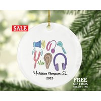 Audiologe Weihnachtsverzierung Personalisiert - Hörender Doktor Audiologie Geschenk Graduierung Danke Wertschätzung Für Frau Oder Mann Audiologe Weihnachtsverzierung Personalisiert - Hörender Doktor Audiologie Geschenk Graduierung Danke Wertschätzung Für Frau Oder Mann von aCreativePanda