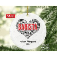 Barista Weihnachtsverzierung Personalisiert - Kaffeemaschine Geschenk Für Benutzerdefinierte Name Chef Mitarbeiter Kaffeeliebhaber Aquarell Barista Weihnachtsverzierung Personalisiert - Kaffeemaschine Geschenk Für Benutzerdefinierte Name Chef Mitarbeiter Kaffeeliebhaber Aquarell von aCreativePanda