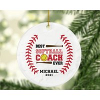 Bester Softball Coach Aller Zeiten Weihnachtsverzierung Personalisiert - Sportcoach Geschenk Von Gamer Team Hobby Fan Custom Name Jahr Bester Softball Coach Aller Zeiten Weihnachtsverzierung Personalisiert - Sportcoach Geschenk Von Gamer Team Hobby Fan Custom Name Jahr von aCreativePanda