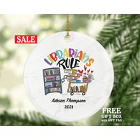 Bibliothekar Weihnachten Ornament Personalisiert, Bibliothekangestellte Bücherwurm Geschenk Benutzerdefinierte Name Bibliothekar Weihnachten Ornament Personalisiert, Bibliothekangestellte Bücherwurm Geschenk Benutzerdefinierte Name von aCreativePanda