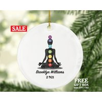 Chakra Weihnachtsverzierung - Yoga-Pose Personalisierte Meditation Glücklich Asanas, Stretching, Geschenk Für Weibliche Mädchen Chakra Weihnachtsverzierung - Yoga-Pose Personalisierte Meditation Glücklich Asanas, Stretching, Geschenk Für Weibliche Mädchen von aCreativePanda