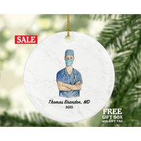 Doktor Männliche Weihnachtsverzierung Personalisiert - Arzt-Betreiber Chirurg Gesundheit Arbeiter Geschenk Vom Patienten Für Arzt Praktiker Md Doktor Männliche Weihnachtsverzierung Personalisiert - Arzt-Betreiber Chirurg Gesundheit Arbeiter Geschenk Vom Patienten Für Arzt Praktiker Md von aCreativePanda