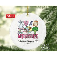 Ernährungswissenschaftlerin Weihnachtsschmuck Personalisiertes Geschenk - Benutzerdefinierte Name Jahr von aCreativePanda