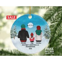 Erstes Weihnachten Als Großeltern Ornament - Personalisierte Neue Oma Und Opa Geschenk Erstes Weihnachten Als Großeltern Ornament - Personalisierte Neue Oma Und Opa Geschenk von aCreativePanda