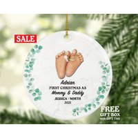 "Erstes Weihnachten Als Mama Und Papa Ornament - Neues Baby Mädchen Junge Eltern Mutter Vater Unser Familiengeschenk Säugling Füße Mit Ringen." "Erstes Weihnachten Als Mama Und Papa Ornament - Neues Baby Mädchen Junge Eltern Mutter Vater Unser Familiengeschenk Säugling Füße Mit Ringen." von aCreativePanda