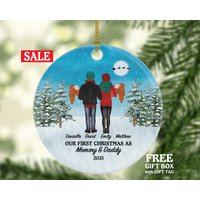 "Erstes Weihnachten Als Mama Und Papa Von Zwillingen Kleinkinder Ornament - Neugeborene Babys Eltern Mutter Vater Geschenk Kind Unsere 4-Köpfige "Erstes Weihnachten Als Mama Und Papa Von Zwillingen Kleinkinder Ornament - Neugeborene Babys Eltern Mutter Vater Geschenk Kind Unsere 4-Köpfige von aCreativePanda