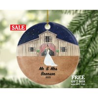 Erstes Weihnachten Als Mr & Mrs Ehepaar Ornament Personalisiert - Brautpaar Mr. Und Mrs. Geschenk Rustikale Scheunenhochzeit Erstes Weihnachten Als Mr & Mrs Ehepaar Ornament Personalisiert - Brautpaar Mr. Und Mrs. Geschenk Rustikale Scheunenhochzeit von aCreativePanda