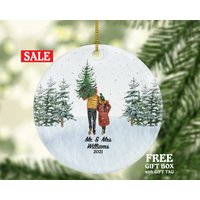 Erstes Weihnachten Als Mr & Mrs Ehepaar Ornament Personalisiert - Brautpaar Mr. Und Mrs. Hochzeitsgeschenk Winter Paar Im Schnee Erstes Weihnachten Als Mr & Mrs Ehepaar Ornament Personalisiert - Brautpaar Mr. Und Mrs. Hochzeitsgeschenk Winter Paar Im Schnee von aCreativePanda