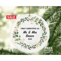 "Erstes Weihnachten Als Mr & Mrs Married Paar Ornament Personalisiert - Brautpaar Erstes Individuelles Geschenk "Greenery"." "Erstes Weihnachten Als Mr & Mrs Married Paar Ornament Personalisiert - Brautpaar Erstes Individuelles Geschenk "Greenery"." von aCreativePanda