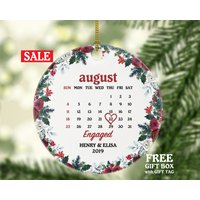 Erstes Weihnachten Verlobt Benutzerdefinierte Ornament - Personalisierte Verlobung Paar Geschenk Datum Name Zukünftiger Ehemann Ehefrau Kalender von aCreativePanda