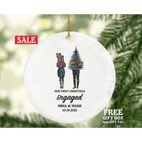 Erstes Weihnachten Verlobt Personalisierte Ornament - Verlobung Ankündigung Paar Geschenk Erstes Weihnachten Verlobt Personalisierte Ornament - Verlobung Ankündigung Paar Geschenk von aCreativePanda