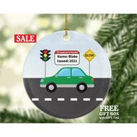 Fahrerlaubnis-Weihnachtsverzierung Personalisiert - Neue Fahrerlaubner Erlauben Ein Individuelles Geschenk von aCreativePanda
