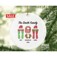 Familie Von 3 Weihnachten Ornament Personalisiert - Neue Eltern Mutter Vater Kind Mädchen Junge Mama Papa Des Neugeborenen Baby Geschenk Stiefel Familie Von 3 Weihnachten Ornament Personalisiert - Neue Eltern Mutter Vater Kind Mädchen Junge Mama Papa Des Neugeborenen Baby Geschenk Stiefel von aCreativePanda