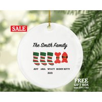 Familie Weihnachten Ornament - Strümpfe Weihnachtssocken Urlaub Geschenk Benutzerdefinierte Namen Mit 2 3 4 5 Haustier Katze Hund Familie Weihnachten Ornament - Strümpfe Weihnachtssocken Urlaub Geschenk Benutzerdefinierte Namen Mit 2 3 4 5 Haustier Katze Hund von aCreativePanda