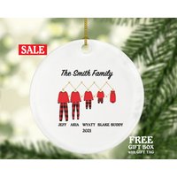 Familie Weihnachten Ornament - Urlaub Pyjamas Geschenk Benutzerdefinierte Namen Mit 2 3 4 5 Haustier Hund Familie Weihnachten Ornament - Urlaub Pyjamas Geschenk Benutzerdefinierte Namen Mit 2 3 4 5 Haustier Hund von aCreativePanda