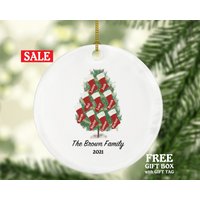Familie Weihnachtsbaum Mit Socken Ornament - 2 3 4 5 6 7 8 9 Personalisiertes Geschenk Benutzerdefinierte Familienname Jahr Weihnachten Keramik von aCreativePanda