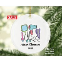 Friseur, Stylist Weihnachten Ornament Personalisiert - Friseur Geschenk Haare Schneiden Name Jahr Friseur, Stylist Weihnachten Ornament Personalisiert - Friseur Geschenk Haare Schneiden Name Jahr von aCreativePanda
