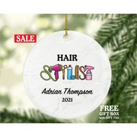 Haar Stylist Weihnachten Ornament Personalisiert - Friseur Geschenk Haare Schneiden Benutzerdefinierter Name Jahr Haar Stylist Weihnachten Ornament Personalisiert - Friseur Geschenk Haare Schneiden Benutzerdefinierter Name Jahr von aCreativePanda