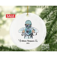 Held Arzt Weihnachtsschmuck Personalisierte Gesundheit Arbeiter Geschenk Vom Patienten Für Krankenschwester Physiotherapeut Praktiker Md Rn Pt Held Arzt Weihnachtsschmuck Personalisierte Gesundheit Arbeiter Geschenk Vom Patienten Für Krankenschwester Physiotherapeut Praktiker Md Rn Pt von aCreativePanda
