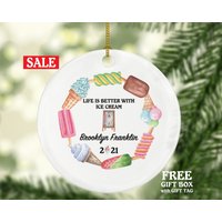 Ice Cream Shop Lkw Besitzer Arbeiter Kellnerin Weihnachtsverzierung - Personalisiertes Geschenk Für Eis Liebhaber Benutzerdefinierte Name Boss Ice Cream Shop Lkw Besitzer Arbeiter Kellnerin Weihnachtsverzierung - Personalisiertes Geschenk Für Eis Liebhaber Benutzerdefinierte Name Boss von aCreativePanda