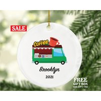 Kaffee Lkw Besitzer Arbeiter Barista Weihnachtsverzierung - Personalisiertes Geschenk Für Benutzerdefinierter Name Boss Mitarbeiter Kaffeeliebhaber Kaffee Lkw Besitzer Arbeiter Barista Weihnachtsverzierung - Personalisiertes Geschenk Für Benutzerdefinierter Name Boss Mitarbeiter Kaffeeliebhaber von aCreativePanda