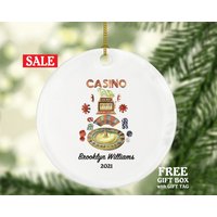 Kasino Ornament - Glücksspiel Arbeiter Liebhaber Geschenk Personalisierter Name Kasino Ornament - Glücksspiel Arbeiter Liebhaber Geschenk Personalisierter Name von aCreativePanda