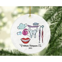 Kieferorthopäde Weihnachten Ornament Personalisiert - Geschenk Abschlussfeier Beschäftigter Beruf Zahnarzt Kieferorthopäde Weihnachten Ornament Personalisiert - Geschenk Abschlussfeier Beschäftigter Beruf Zahnarzt von aCreativePanda