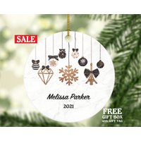 Kugeln Ornament Weihnachten, Modedesigner Geschenk Personalisierter Name Und Jahr von aCreativePanda