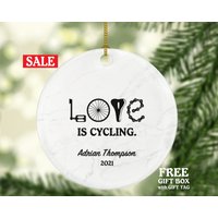 Love Is Radfahren Personalisierte Weihnachtsverzierung - Radfahrer-Reitfahrrad-Radsportgeschenk Love Is Radfahren Personalisierte Weihnachtsverzierung - Radfahrer-Reitfahrrad-Radsportgeschenk von aCreativePanda