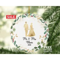 Mr & Mrs Married Paar Weihnachten Ornament Personalisiert - Brautpaar Erste Als Mr. Und Mrs. Custom Geschenk Mr & Mrs Married Paar Weihnachten Ornament Personalisiert - Brautpaar Erste Als Mr. Und Mrs. Custom Geschenk von aCreativePanda