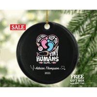 Neugeborene Krankenschwester Weihnachten Ornament Custom - Nurse Nursing Gesundheit Worker Neugeborene Krankenschwester Weihnachten Ornament Custom - Nurse Nursing Gesundheit Worker von aCreativePanda