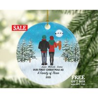 Ornament - Unser Erstes Weihnachten Als Familie Von 3 Säugling Neugeborene Baby Mädchen Jungen Eltern Mutter Vater Mama Papa Geschenk Winter Ornament - Unser Erstes Weihnachten Als Familie Von 3 Säugling Neugeborene Baby Mädchen Jungen Eltern Mutter Vater Mama Papa Geschenk Winter von aCreativePanda